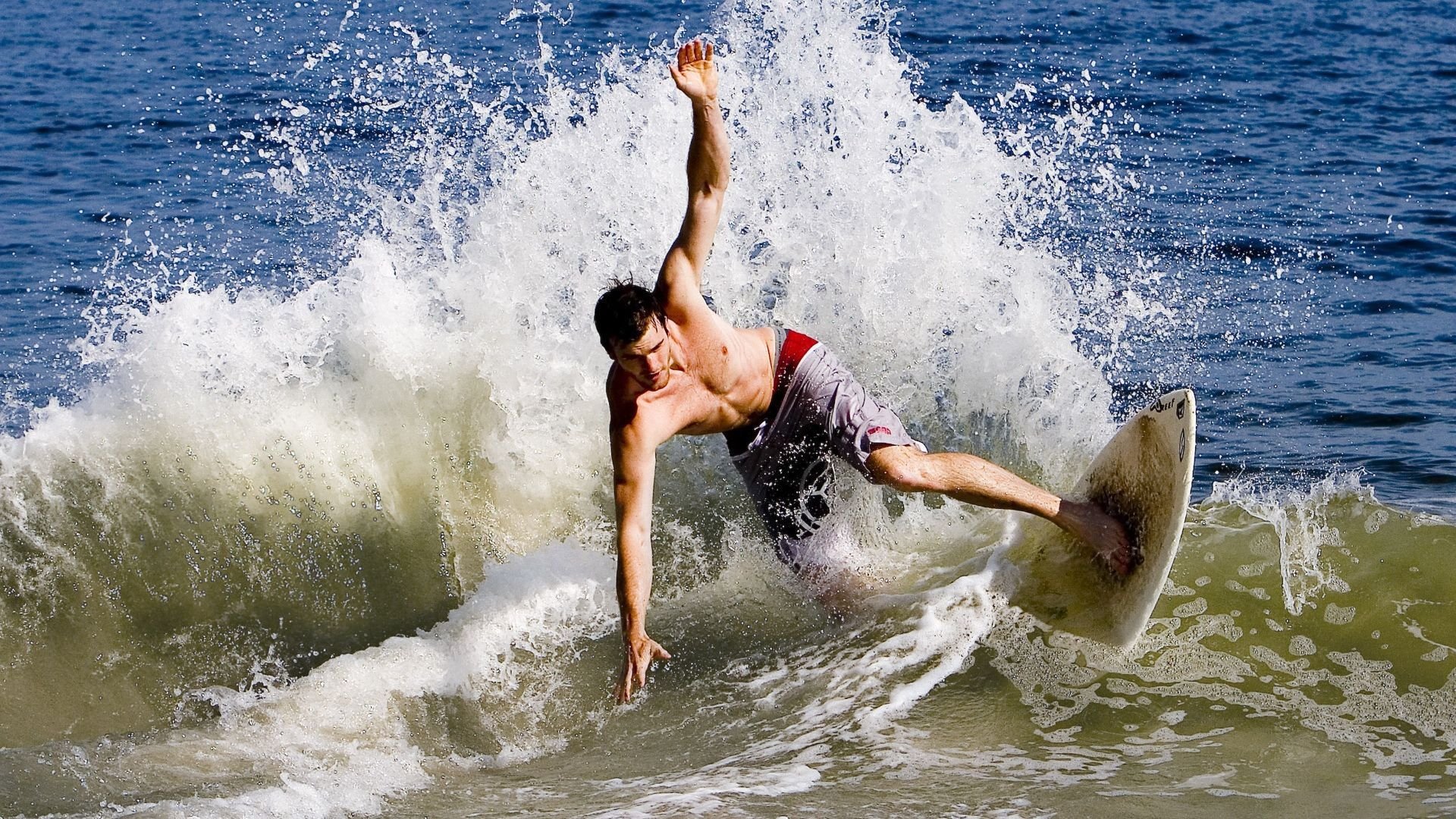 世界排名争夺战之夜，阿劳霍在焦点战中证明自己