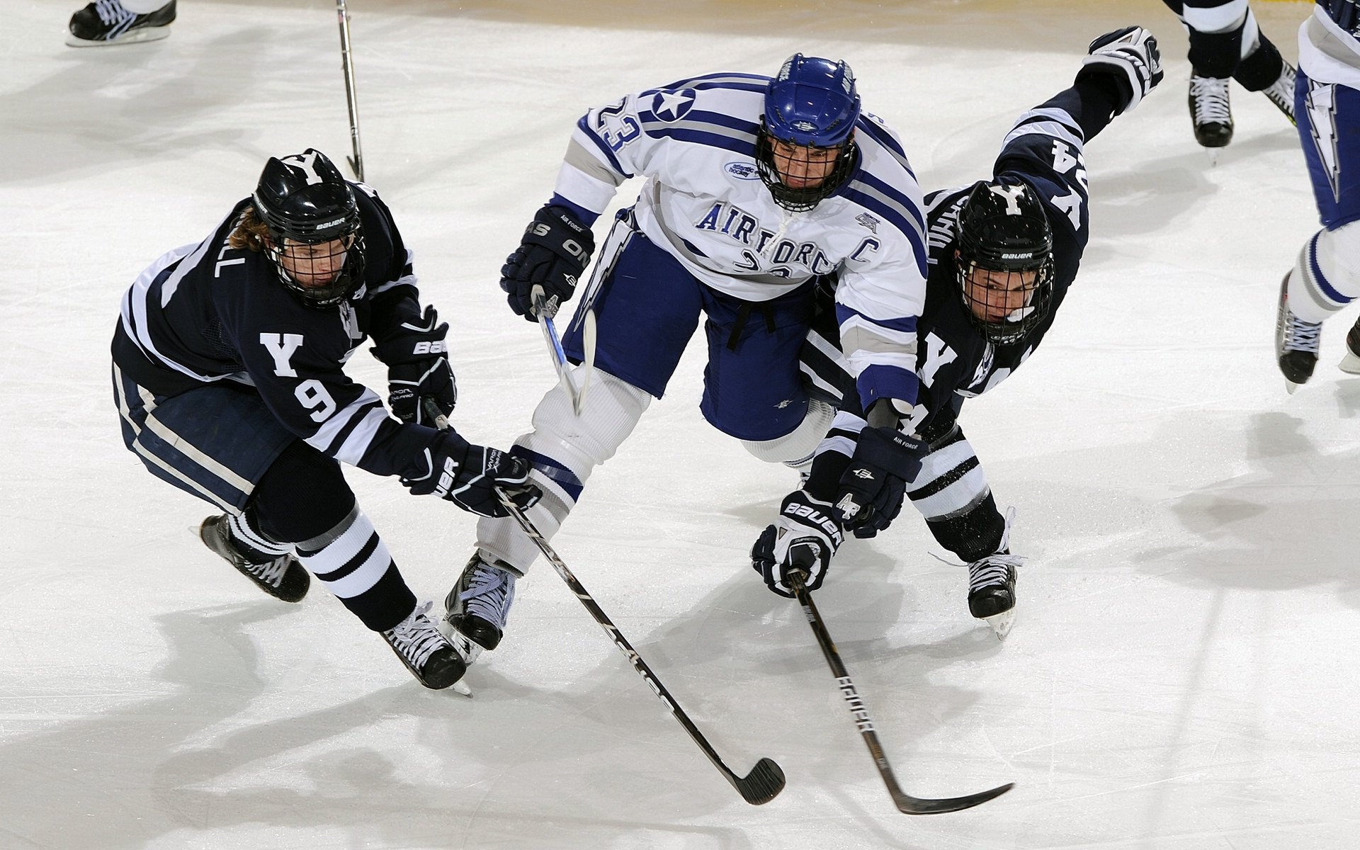 赛道上的红色风暴，维斯塔潘状态火热，红牛车队轻取迈凯伦